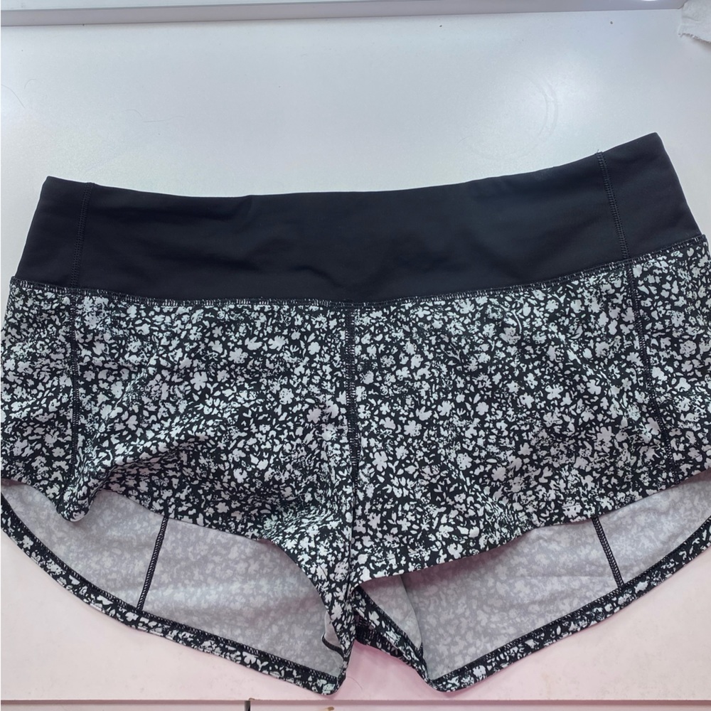 black and white flowered lululemon speed up shorts 2.5 inches, size 6